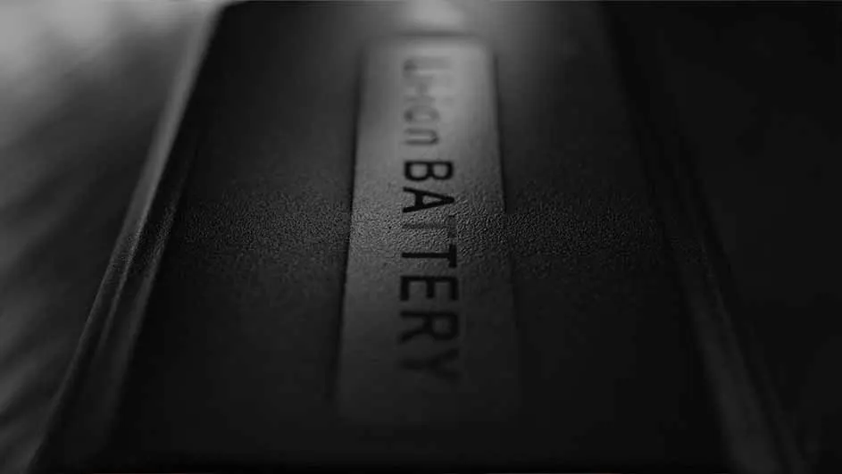 Een close-up van een zwarte batterij met de tekst "Li-on BATTERY" verticaal erop gedrukt.