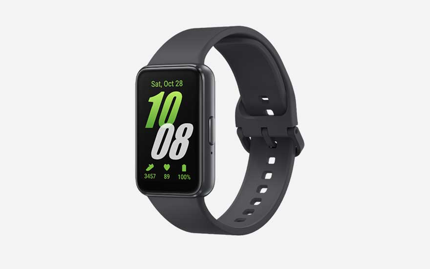 Close-up van een zwarte sportieve smartwatch met rechthoekig scherm, groene cijfers en activiteitenpictogrammen op een lichte achtergrond.