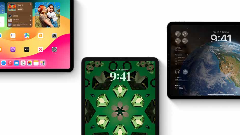 Drie iPads tonen verschillende schermen: apps, een groen patroon en een weergave van de aarde, alle met de tijd 9:41.