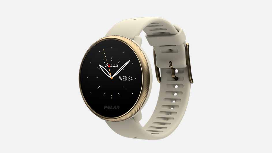 Een horloge met een ronde zwarte wijzerplaat, gouden rand en een crèmekleurige band. De wijzerplaat toont de tijd en de datum "WED 24".