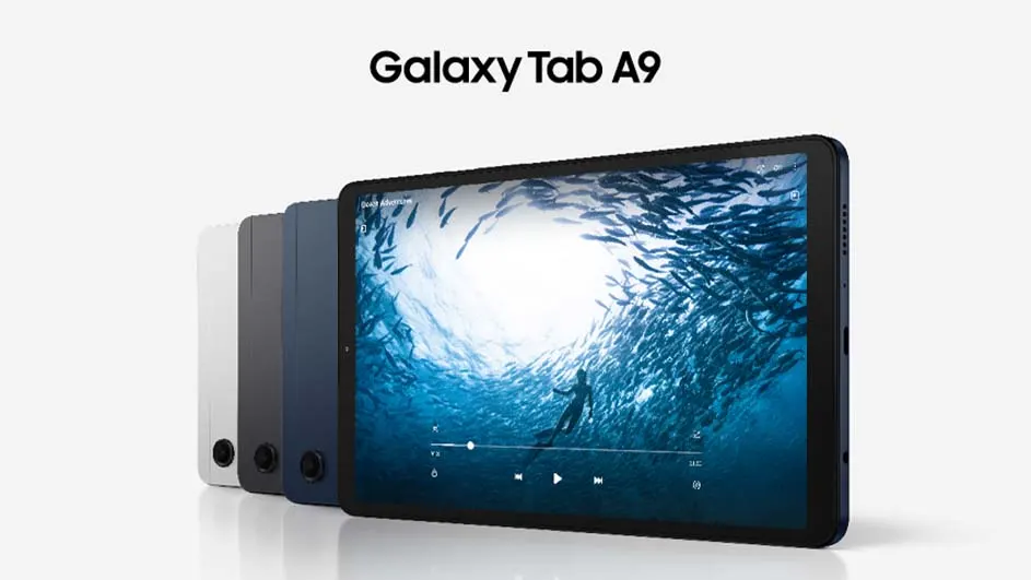 Rij Galaxy Tab A9-tablets in wit, grijs en blauw, met een blauw scherm met een zwemmer en vissen.