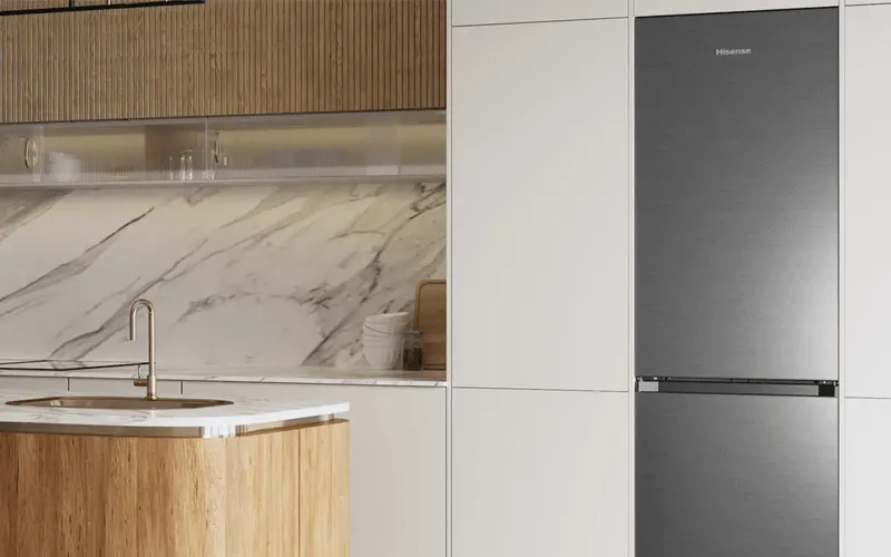 Moderne keuken met een Hisense koelkast, marmeren achterwand en een houten keukeneiland met een gootsteen.