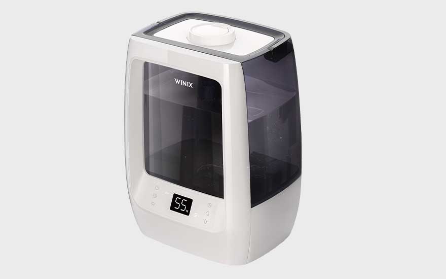 WINIX luchtbevochtiger met transparant waterreservoir en digitaal display, minimalistisch en modern, getoond tegen een lichte achtergrond.