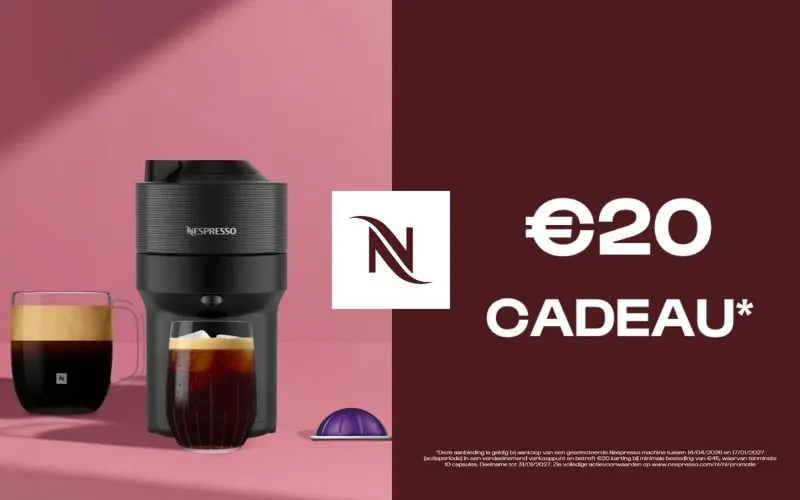 Zwarte Nespresso koffiemachine met twee kopjes koffie op roze achtergrond, met €20 cadeau promotie en Nespresso logo.