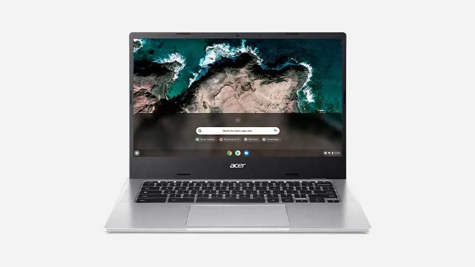 Een opengeklapte zilverkleurige Acer laptop met een zwart toetsenbord en een scherm met een landschapsachtergrond.