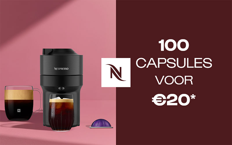 Nespresso-koffiezetapparaat met koffiekopjes en capsule naast de aanbieding “100 capsules voor €20”.