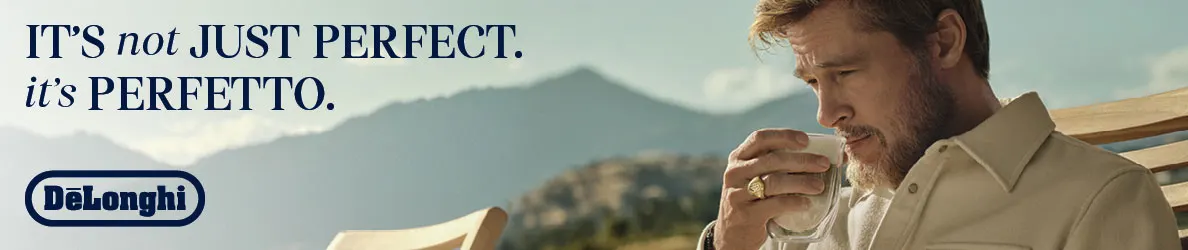 Advertentiebanner van De’Longhi met een man die buiten koffie drinkt, met bergen op de achtergrond en de tekst “IT’S not JUST PERFECT. it’s PERFETTO.”