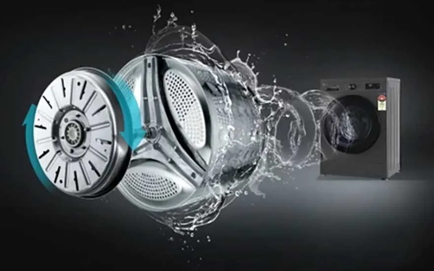 Explosieweergave van een wasmachinetrommel met waterspatten, technische onderdelen en een machine op de achtergrond.