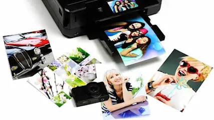 Een printer print foto's van mensen, auto's en bloemen, met een zwarte camera op een witte achtergrond.