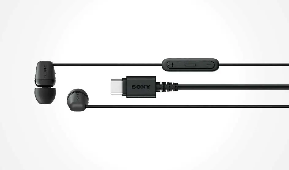 Zwarte Sony in-ear oordopjes met USB‑C aansluiting en slanke afstandsbediening, plat naast elkaar gelegd op een heldere witte achtergrond.