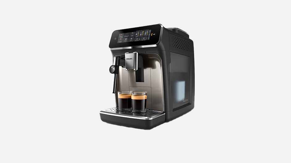 Een zwart Philips-koffiezetapparaat met twee kopjes koffie op een zwarte lekbak tegen een witte achtergrond.