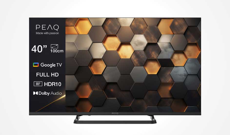 Een 40-inch Peaq-televisie toont een zwart-oranje zeshoekpatroon met productspecificaties links in beeld.