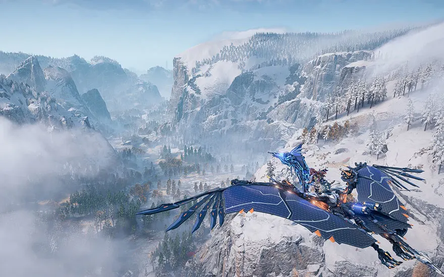 Een blauwe draak vliegt boven een besneeuwde berglandschap met dichte wolken en besneeuwde dennenbomen in winterse omgeving.