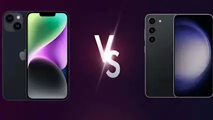 Twee telefoons, een iPhone en een Samsung, staan tegenover elkaar met een "Vs"-teken ertussen op een donkerpaarse achtergrond.