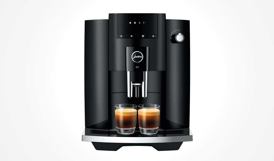 Een zwarte Jura koffiemachine zet twee glazen koffie tegelijk, met schuimlaag bovenop en een draaiknop aan de rechterkant.