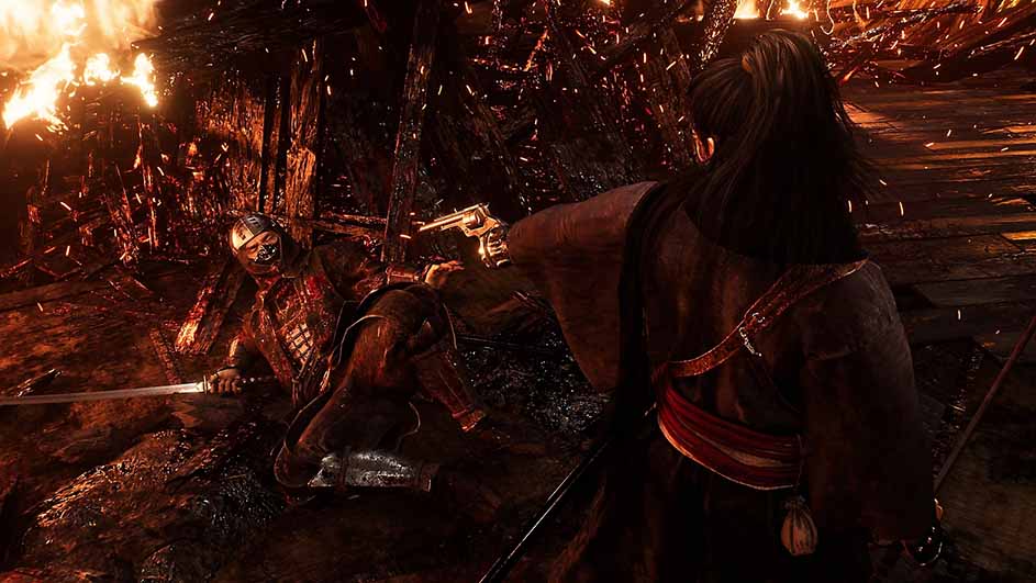 Een persoon in bruine kleding richt een gouden pistool op een geknielde figuur met een zilveren helm in een brandende omgeving.