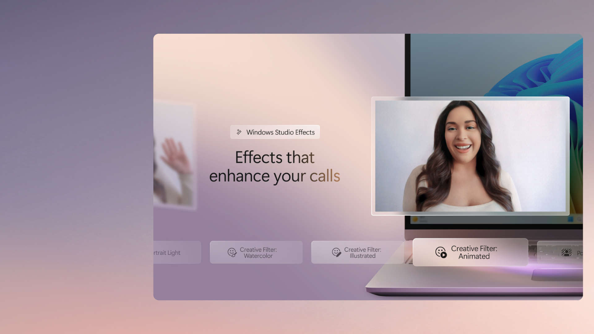 Een laptop toont Windows Studio Effects, met opties zoals Portrait Light, Watercolor, en Animated filters. Een vrouw lacht op het scherm.