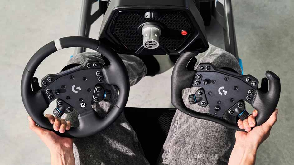 Twee handen houden zwarte Logitech-racesturen vast, met zichtbare knoppen en het Xbox-logo. Een simulatorframe is zichtbaar op de achtergrond.