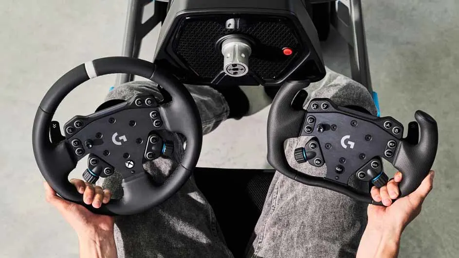 Twee handen houden zwarte Logitech-racesturen vast, met zichtbare knoppen en het Xbox-logo. Een simulatorframe is zichtbaar op de achtergrond.