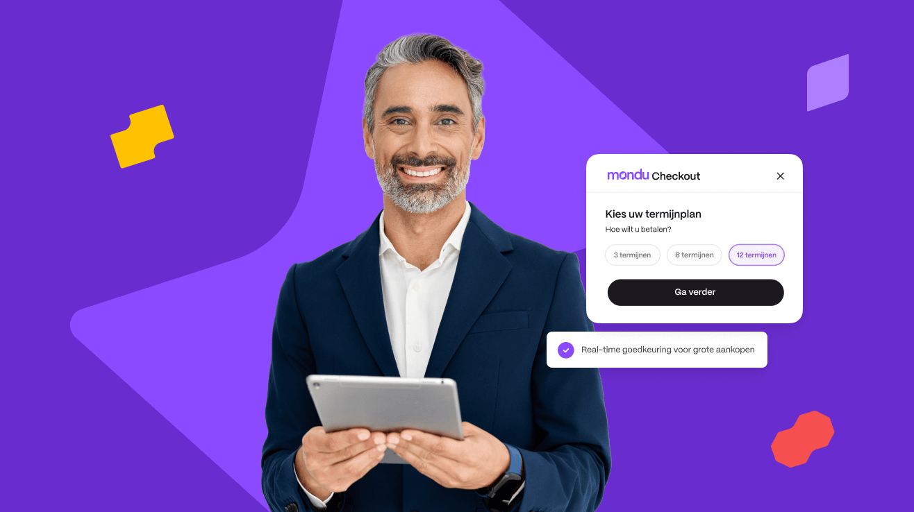 Man met tablet lacht; paarse achtergrond met Mondi Checkout scherm voor termijnplan selectie.