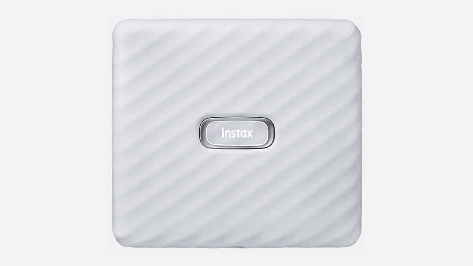 Een witte Instax printer met een gestreept patroon staat centraal, met een grijze knop met "instax" erop. De achtergrond is wit.