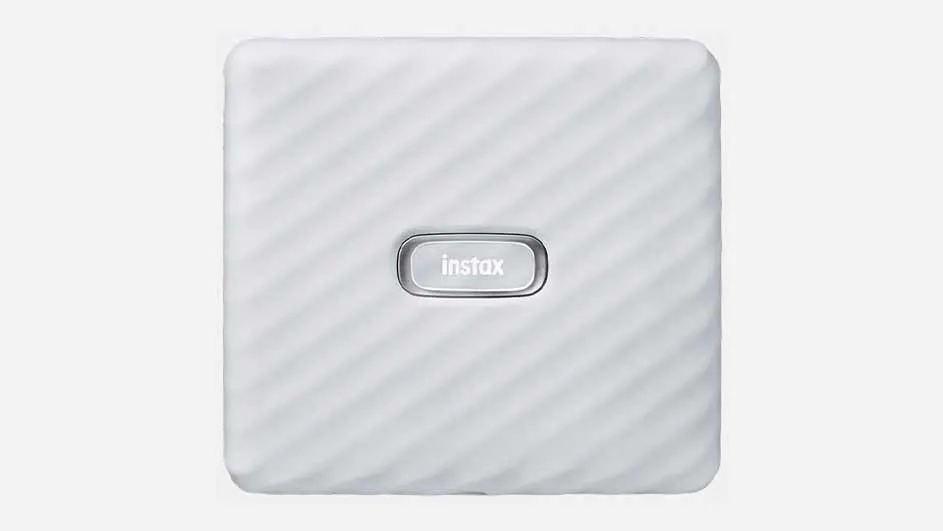 Een witte Instax printer met een gestreept patroon staat centraal, met een grijze knop met "instax" erop. De achtergrond is wit.