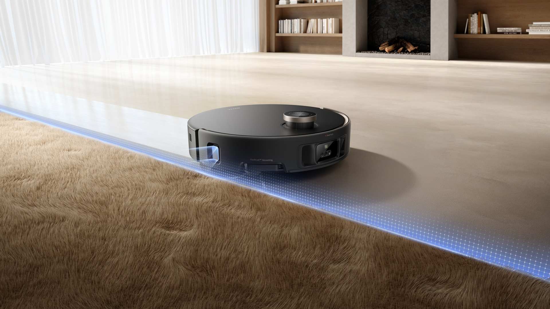 Een zwarte robotstofzuiger maakt een kamer schoon. Hij staat aan de rand van een harig bruin tapijt. Een open haard en boekenkasten staan op de achtergrond.