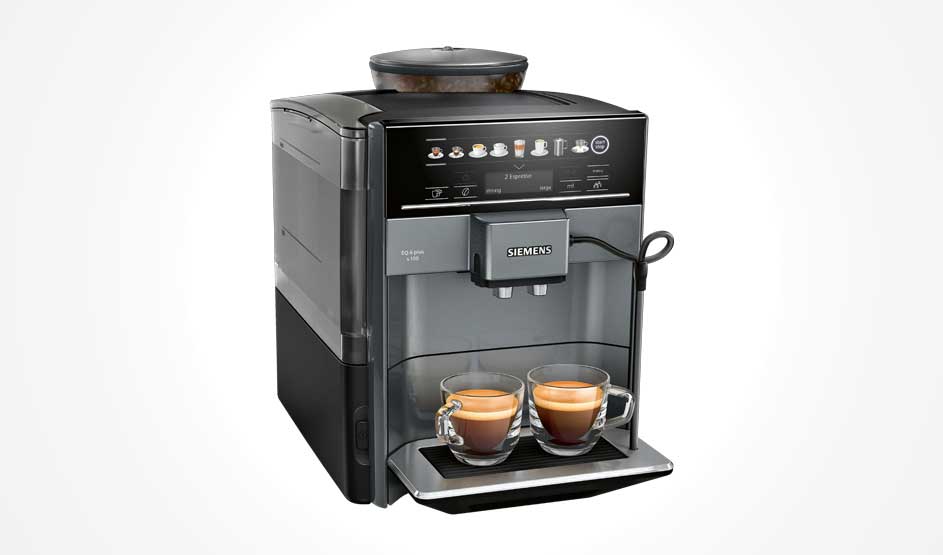 Een zwarte Siemens koffiemachine zet twee kopjes koffie tegelijk, met bonenreservoir bovenop en een digitaal menu aan de voorkant.