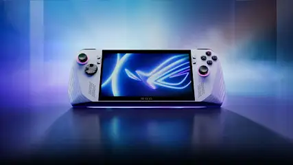 Een witte handconsole met een zwart scherm dat een blauw ROG-logo weergeeft, staat op een blauwe ondergrond tegen een blauwe achtergrond.