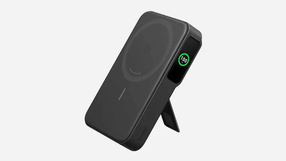 Zwarte draadloze oplader met een standaard, staand op een witte achtergrond, met een groene indicator die 100% aangeeft.