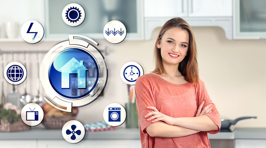 Een vrouw staat in een keuken, omringd door pictogrammen die slimme technologie vertegenwoordigen.