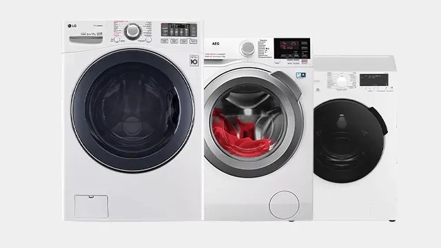 Drie witte wasmachines van de merken LG, AEG en Beko staan naast elkaar. In de AEG trommel is rood wasgoed zichtbaar.