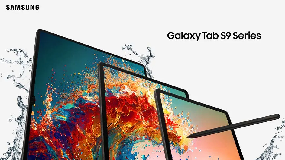 Drie Samsung Galaxy Tab S9 tablets met een stylus tegen een witte achtergrond met waterdruppels.