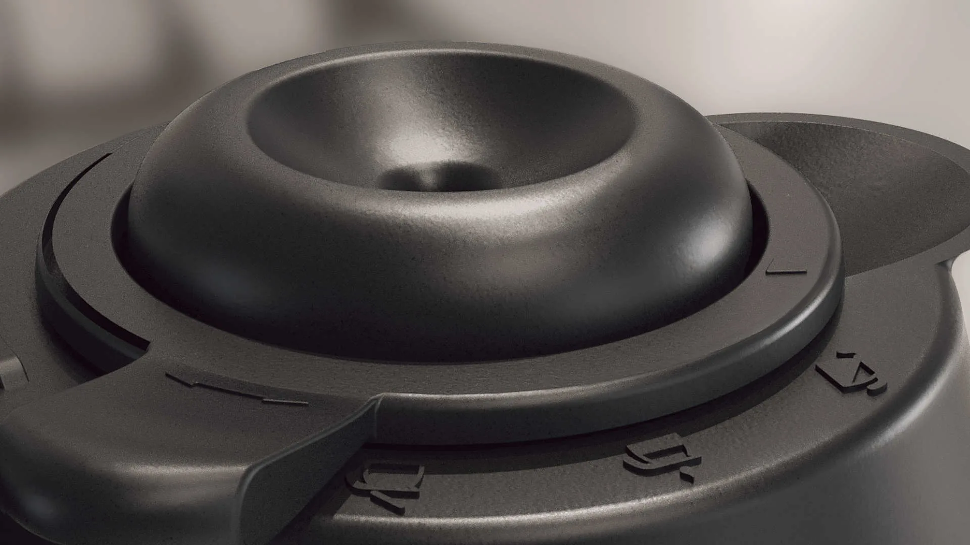 Een close-up van een zwarte, ronde object met een kuil in het midden, mogelijk een keukenapparaat, met markeringen en symbolen.