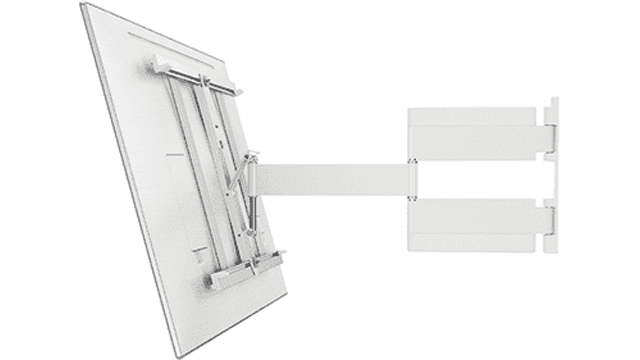 Een witte, verstelbare tv-wandbeugel bevestigd aan een wit oppervlak, met metalen armen en verstelbare scharnieren.