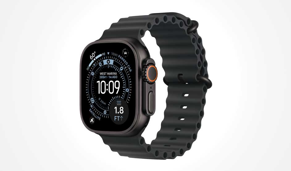Zwarte smartwatch met digitale wijzerplaat die 10:09 toont, voorzien van een geribbelde rubberen band en oranje knop.