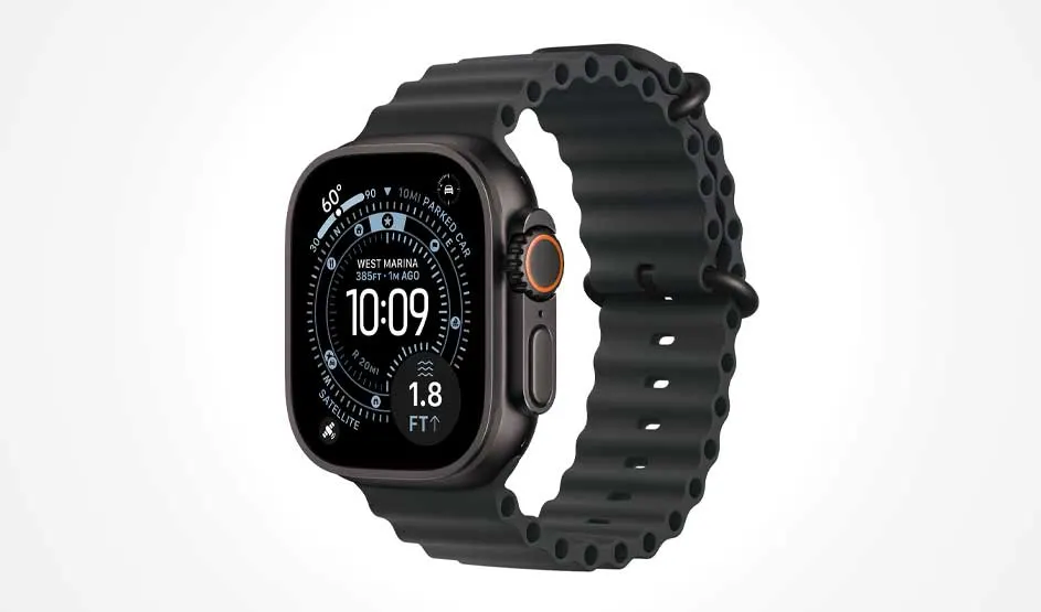 Zwarte smartwatch met digitale wijzerplaat die 10:09 toont, voorzien van een geribbelde rubberen band en oranje knop.