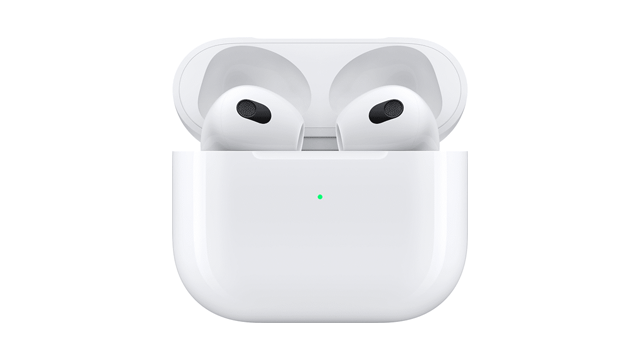 Witte draadloze oordopjes in een open witte oplaadcase met een klein groen lampje aan de voorkant, tegen een witte achtergrond.