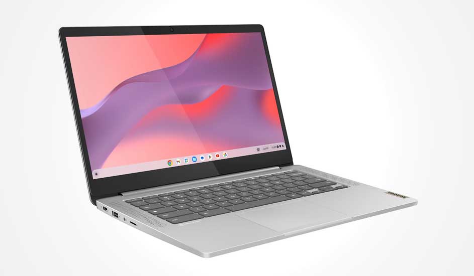 Dit is een zilverkleurige laptop van Lenovo met een groot scherm, smalle schermranden en een grijs toetsenbord, geschikt voor dagelijks gebruik.