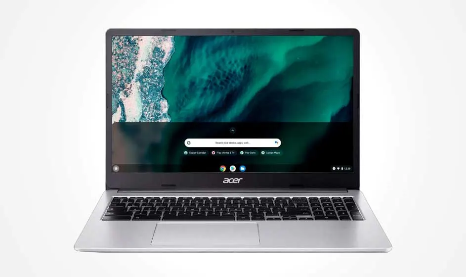 Dit is een zilverkleurige laptop van Lenovo met een groot scherm, smalle schermranden en een grijs toetsenbord, geschikt voor dagelijks gebruik.