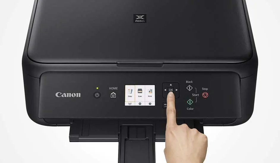 Een zwarte Canon PIXMA‑printer met kleurenscherm toont Copy, Scan, Print; een vinger drukt op OK, naast pijltjes, Start Zwart/Kleur en Stop.