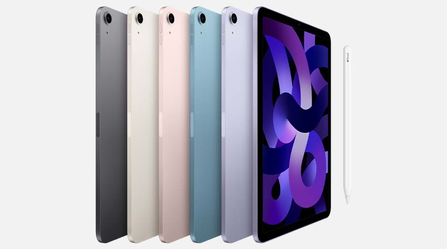 Vijf iPads in rij met verschillende kleuren; zwart, beige, roze, blauw en violet, met een witte stylus aan de rechterkant.