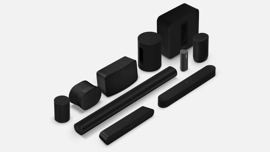 Een overzicht van verschillende zwarte luidsprekers en een subwoofer op een witte achtergrond.