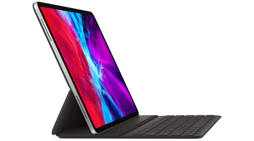 Een iPad met een toetsenbordhoes staat op een witte achtergrond. Het scherm toont een abstract rood, blauw en paars patroon.