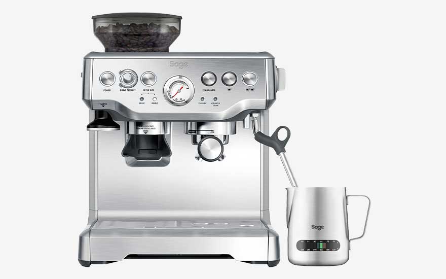 Zilveren Sage espressomachine met ingebouwde koffiemolen en melkopschuimer, compleet met roestvrijstalen melkkan.