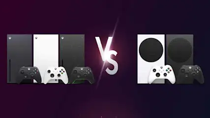 Zwarte en witte Xbox-consoles en controllers staan naast elkaar met een groot "VS" symbool in het midden.