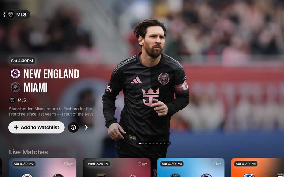 Op het scherm zie ik een MLS-poster: een voetballer in zwart shirt rent, met de wedstrijd New England vs Miami en een watchlist-knop.