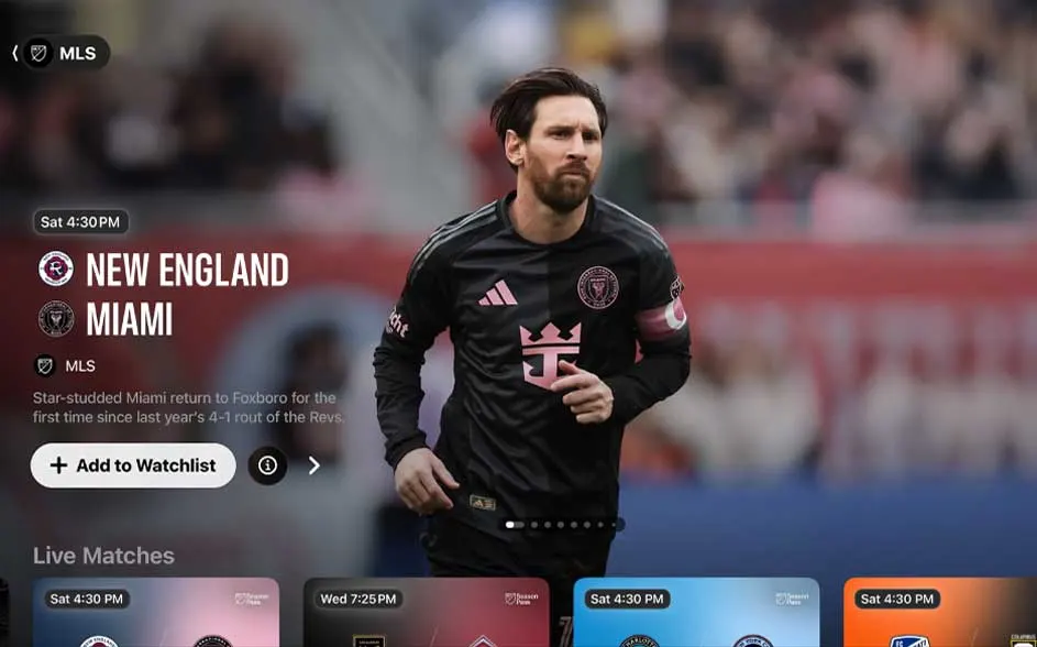 Op het scherm zie ik een MLS-poster: een voetballer in zwart shirt rent, met de wedstrijd New England vs Miami en een watchlist-knop.