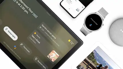 Een tablet met een agenda-app, een telefoon, een horloge, een speaker en een foto op een witte achtergrond.