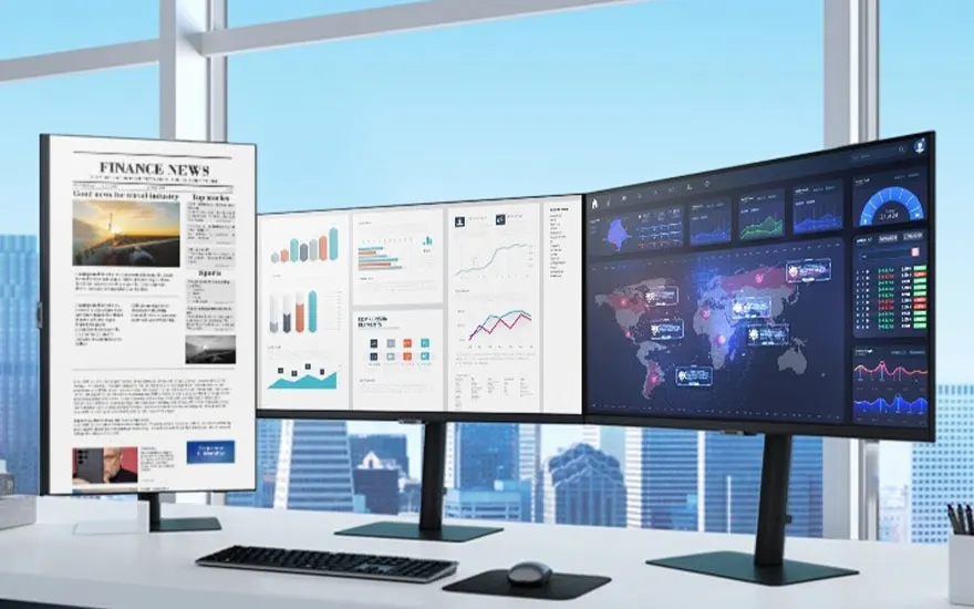 Twee professionele monitoren tonen financiële dashboards en grafieken in een moderne kantooromgeving met stadsgezicht op de achtergrond.